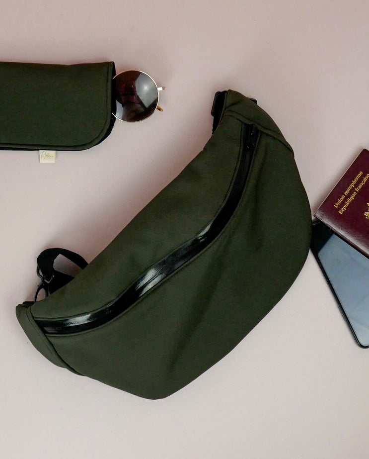 Sac banane imperméable fait main en toile verte – Accessoire outdoor PiAnna Atelier