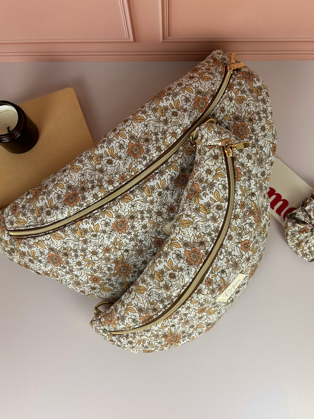 Sac banane fait main en tissu fleuri – Accessoire artisanal PiAnna Atelier