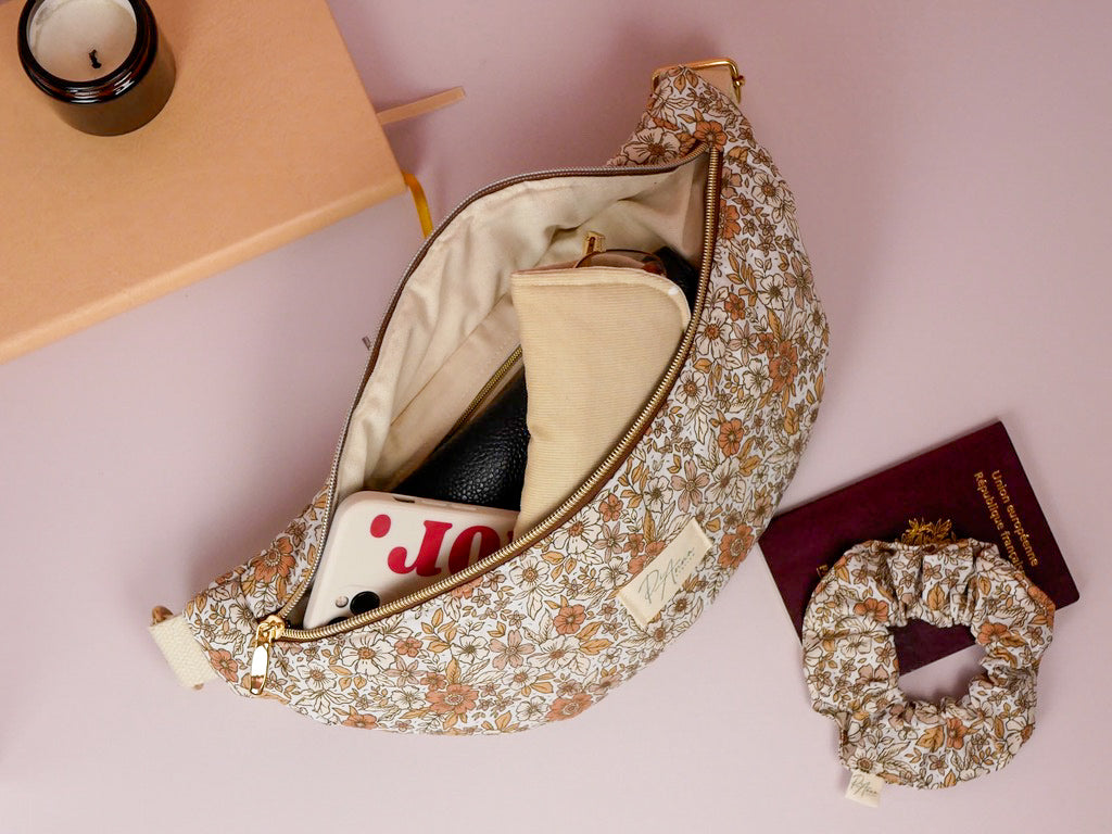 Intérieur du sac banane artisanal ouvert avec contenu – PiAnna Atelier